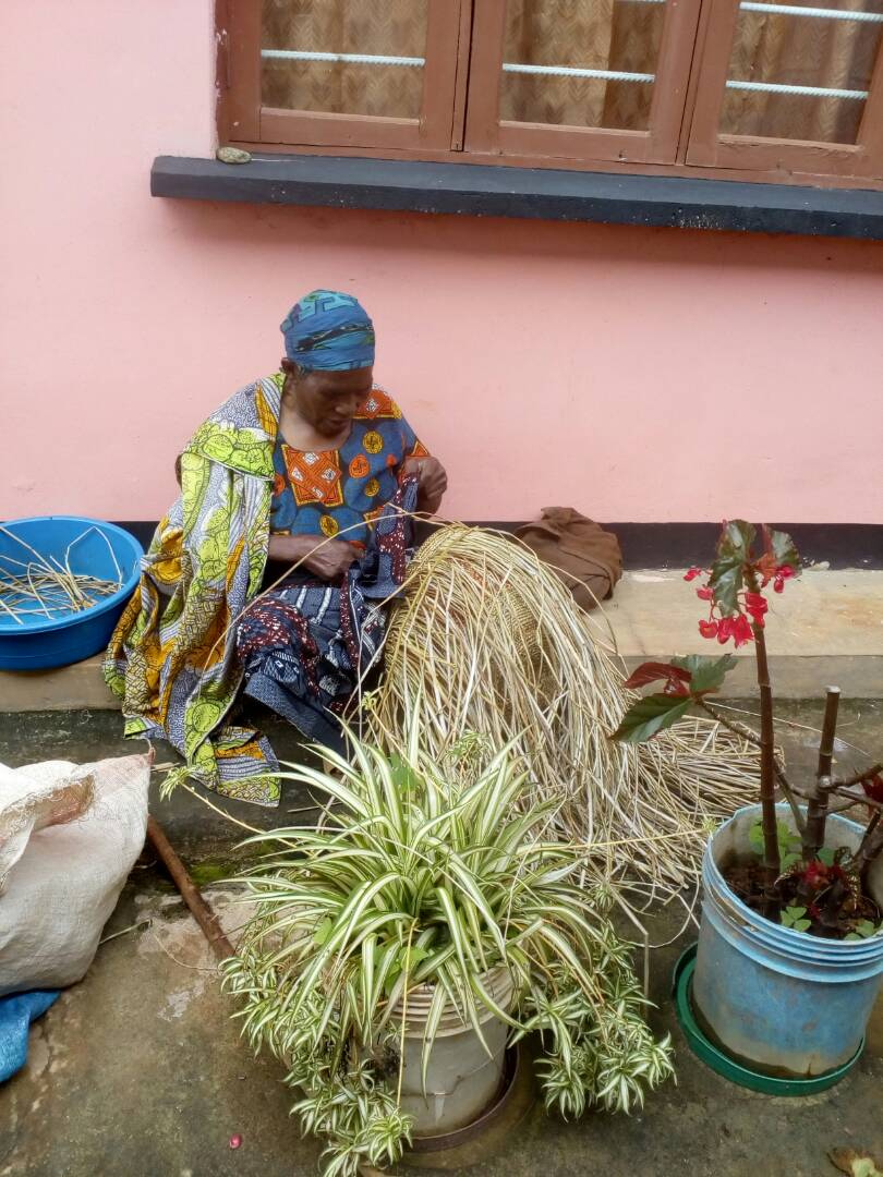 Tansania Frau Korbflechterin Markt